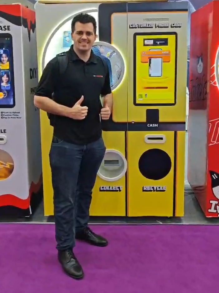 Customized phone case vending machine with customer